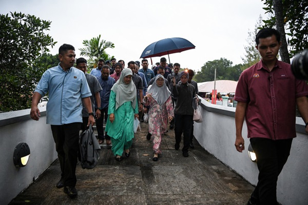 Dr Wan Azizah Wan Ismail  during the visit  (Bernama)