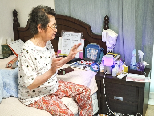 Kim In-hwan, a 83-year-old living alone in an apartment in Seoul, talks about her experience of using SK Telecom Co.'s artificial intelligence speaker, NUGU (Yonhap)