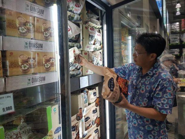 Jo Nam-kyu, a salaried worker, selects ready-made products at an E-Mart Traders outlet in Hanam, just east of Seoul, on Aug. 18, 2019. (Yonhap)