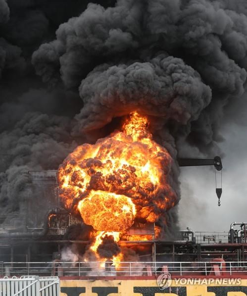 A cargo ship burns at a quay in Ulsan, 400 kilometers southeast of Seoul, on Sept. 28, 2019 (Yonhap)