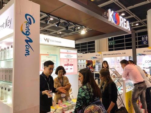 This file photo shows a South Korean cosmetics fair in Hong Kong in November 2018. (Yonhap)