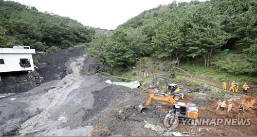 Rescue work is under way to find four people presumed to be buried after a landslide occurred in Busan, South Korea, on Oct. 3, 2019 (Yonhap)