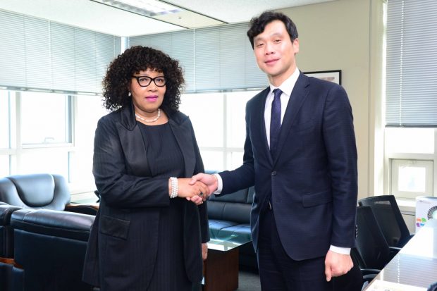 Zenani Mandela-Dlamini, new South African ambassador to South Korea, poses for photos with Hong Jin-wook, director-general for Africa and Middle East affairs, at the foreign ministry in Seoul on Oct. 17, 2019. (Yonhap)