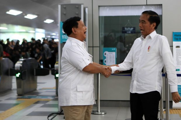 Subianto (left) and Jokowi Widodo shake hands (Jakarta Post)