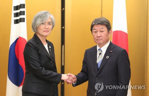 South Korean Foreign Minister Kang Kyung-wha (L) holds talks with her Japanese counterpart, Toshimitsu Motegi, in Nagoya, Japan, on the sidelines of a foreign ministers' meeting of G-20 countries on Nov. 23, 2019. (Yonhap)