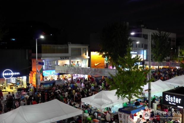 This photo captured from the website of the Korea Tourism Organization shows large crowds on the street in the Itaewon district of Seoul enjoying the Itaewon Global Village Festival on Oct. 12, 2019. (Yonhap)