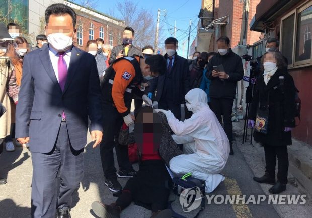 Health authorities, city officials and churchgoers are seen in front of Sarang Jeil Church in the northern Seoul ward of Seongbuk on March, 22, 2020. (Yonhap)