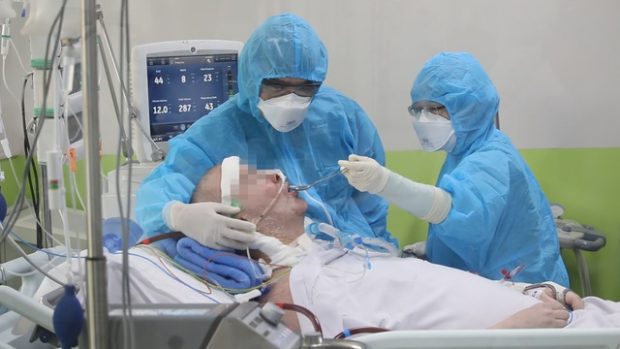 Doctors take care of the British COVID-19 patient at the Cho Ray Hospital in Ho Chi Minh City on June 3. (Photo supplied by the hospital)