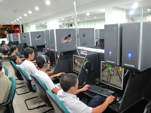 An online games shop (Photo by Tri Thuc Tre)