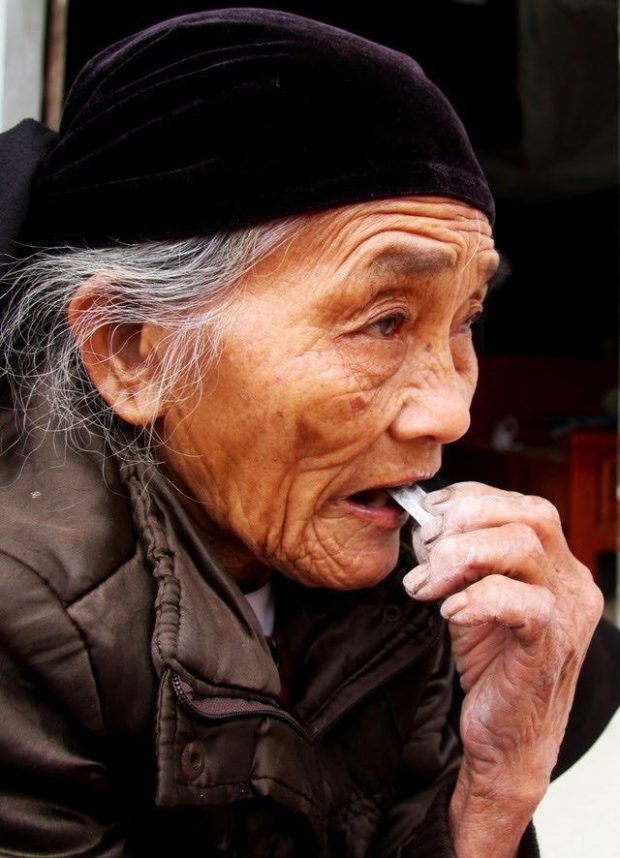 Khong Thi Bien eats smoke soil, a specialty of Lap Thach Town, Vinh Phuc Province