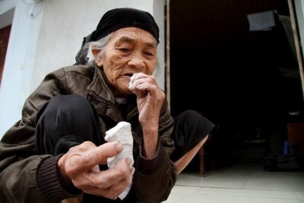 Khong Thi Bien eats smoke soil, a specialty of Lap Thach Town, Vinh Phuc Province