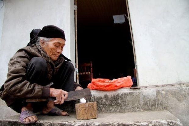 Khong Thi Bien eats smoke soil, a specialty of Lap Thach Town, Vinh Phuc Province