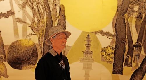 This photo, provided by the Gyeongju World Culture Expo, shows Park Dae-sung standing in front of his artwork. (Yonhap) 