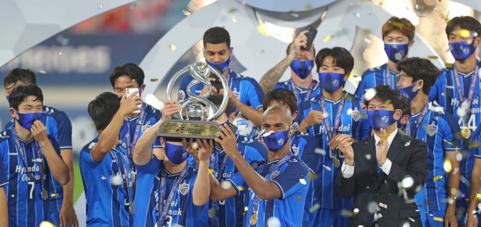 Champions of Asia! – Al Hilal SFC lift AFC Champions League 2021 trophy. 