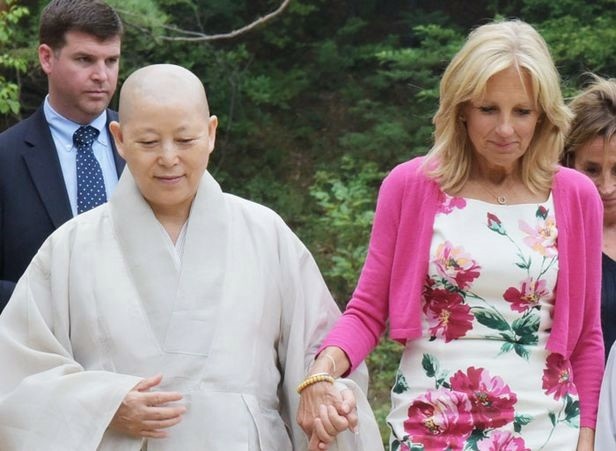 Jill Biden, Gye-ho, the Governor of Jingwansa, holding hands