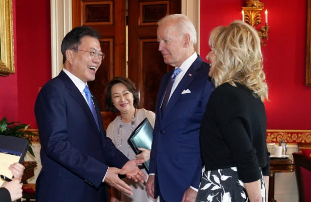 President Moon Jae-in is smiling face to face after passing the photo album prepared at Jingwansa to Mrs. Jill Biden. President Joe Biden introduced himself to President Moon and said, "This is Jill Biden's husband, Joe Biden."