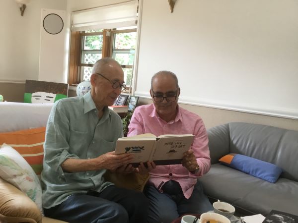 Ko Un shows the poem "The Man Who Climbed the Himalayas " wriiten by Ashraf Aboul-Yazid , published in 'He is Beyond Our Longing', an anthology in 440-pages dedicated to Ko Un on hos 90th birthday