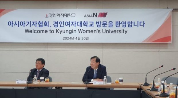 KIWU President Yook Dong In (right) highlights the university’s achievements and aspirations