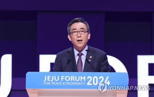 Cho Tae-yul addressing the forum (Yonhap)