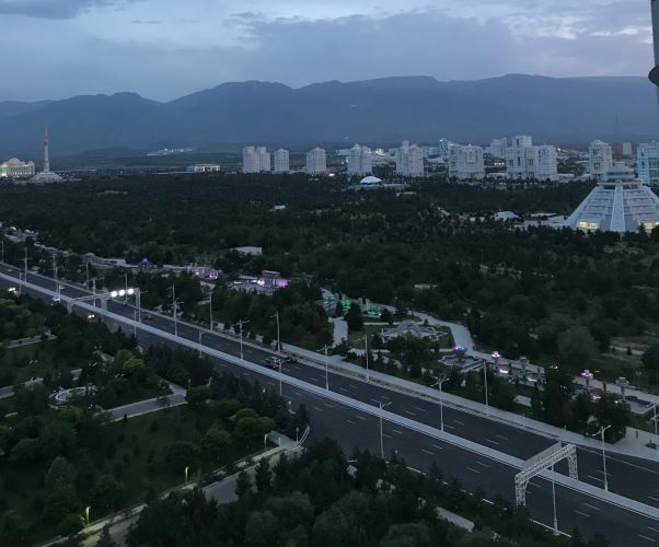 Ashgabat, the capital of Turkmenistan. White buildings here and there gave a neat impression, but there were few people on the streets. 