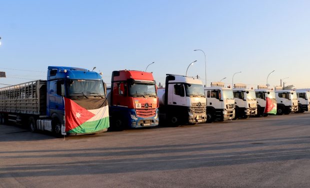 Jordanian trucks ready to supply aid to needy people (Petra)