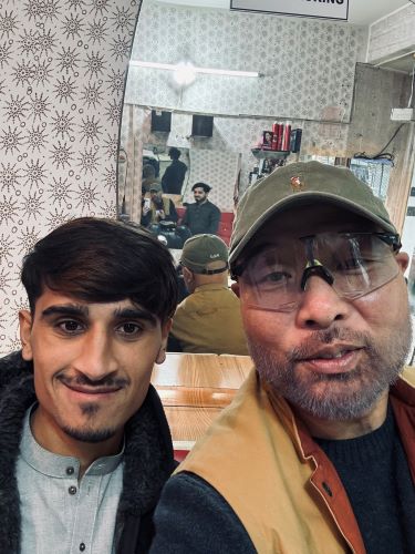 The designer of the shop I visited (on the left). He said he applied for refugee status in Türkiye, but was rejected, so he returned to Afghanistan and started working. He was impressive with his neatly trimmed beard and heavy eye makeup, and his every move was feminine.