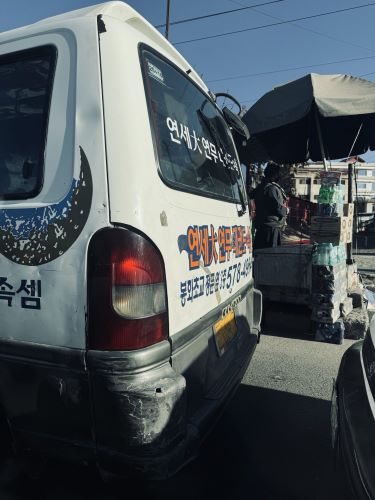 A used Korean van found in Kabul. Although it was difficult to find Korean cars on the streets of Afghanistan, Doosan Corporation's heavy equipment vehicles were often seen at construction sites and other places.