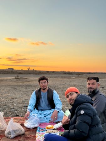 Restaurant owners in Kandahar invited me. We had many conversations with them while enjoying the sunset in the Baluchistan desert.