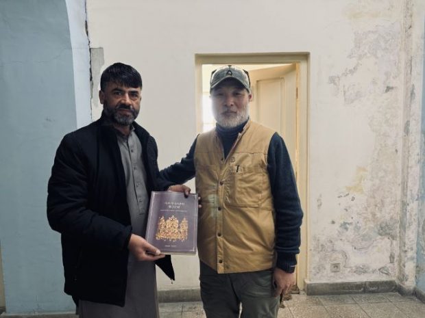 The author (right) is delivering a booklet titled ‘Golden Culture of Afghanistan’ published in Korea to Mr. Karim, director of the Kabul National Museum.