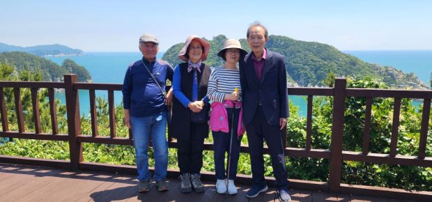 Jang gi-pyo and Jo Mu-ha and poet Lee Byeong-cheol and his wife (from the right) 