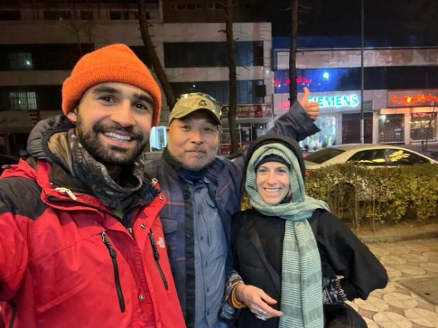 Iranian-American Sherbin (left) and American Stephanie (right) met by chance at a restaurant in Kabul. Among them, Sherbin accompanied me to Bamiyan and provided great help.