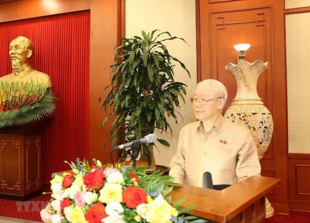 General Secretary Nguyen Phu Trong talked to delegates attending the meeting. (Photo: Tri Dung/TTXVN)