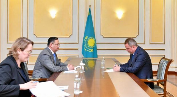 Kazakhstan’s Deputy Minister of Foreign Affairs with Belarus’ Ambassador Pavel Utyupin (mfa.gov.kz)