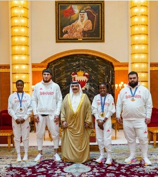 King Hamad with the Olympic medalists (BNA)